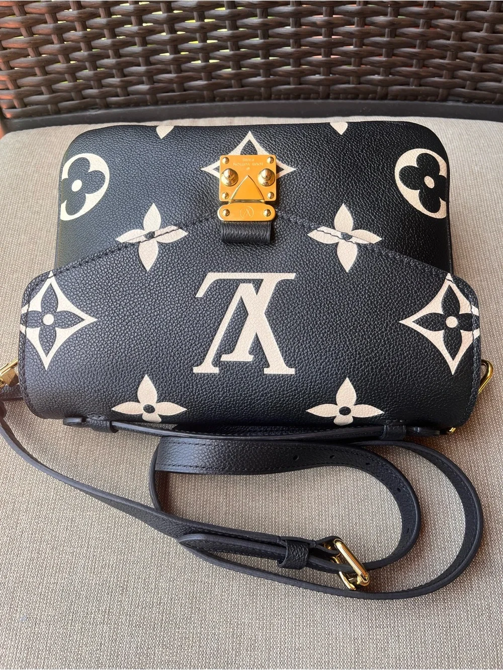 AUTHENTIC LV MÉTIS MM EMPREINTE NOIR Crossbody Bag